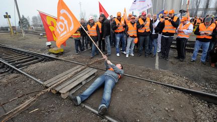 Les m&eacute;tallos ont bloqu&eacute;, durant quelques heures, la voie ferr&eacute;e. (PATRICK HERTZOG / AFP)