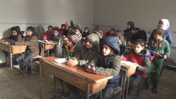 Cette école d'Alep-Est a rouvert début janvier, à peine deux semaines après la fin des combats. Il n'y a pas de chauffage dans les salles de cours mais les élèves sont soulagés d'avoir pu retrouver un peu de leur vie d'avant. (GILLES GALLINARO / RADIO FRANCE)