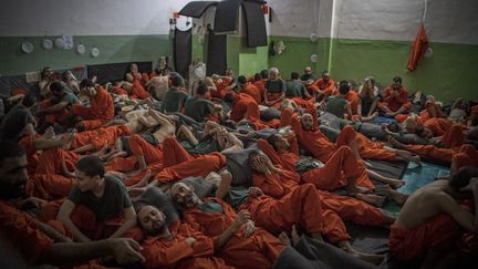 Des prisonniers suspectés d'être membres de l'Etat islamique, le 26 octobre 2019, à Hasakeh (Syrie). (FADEL SENNA / AFP)