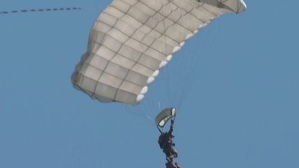 Armée : immersion auprès des parachutistes de l'école des troupes aéroportées de Pau (FRANCE 2)