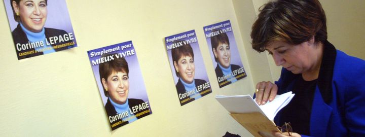 Corinne Lepage à sa permanence, quelques jours avant l'élection présidentielle, le 12 avril 2002 à Paris. (JOEL SAGET / AFP)