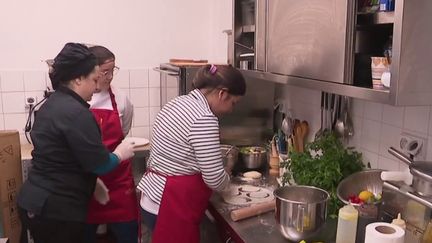 À Arras, dans le Pas-de-Calais, des migrants adultes, souvent réfugiés de guerre, participent à une expérimentation de l'intégration par le travail en prenant des cours de français tout en travaillant dans un restaurant. Cette classe pilote va durer six mois. (FRANCE 2)