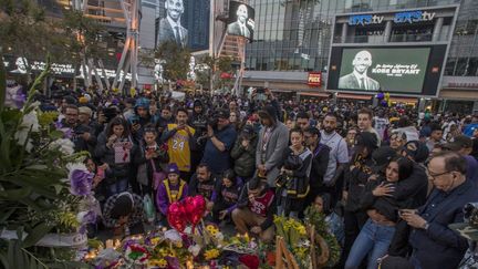 Des fans rassemblés devant le Staples Center, à Los Angeles (Etats-Unis), en mémoire du joueur Kobe Bryant, le 26 janvier 2020. (APU GOMES / AFP)