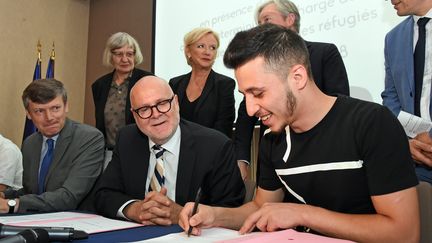 Signature de contrats de service civique entre deux jeunes syriens et la MJC Lillebonne de Nancy.&nbsp; (CEDRIC JACQUOT / MAXPPP)