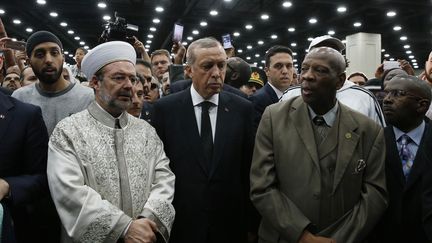 Recep Tayyip Erdogan (au centre) assiste à une&nbsp;cérémonie funéraire traditionnelle en hommagé à&nbsp;Mohamed Ali, à Louisville (Kentucky, Etats-Unis), jeudi 9 juin 2016.&nbsp; (LUCAS JACKSON / REUTERS)