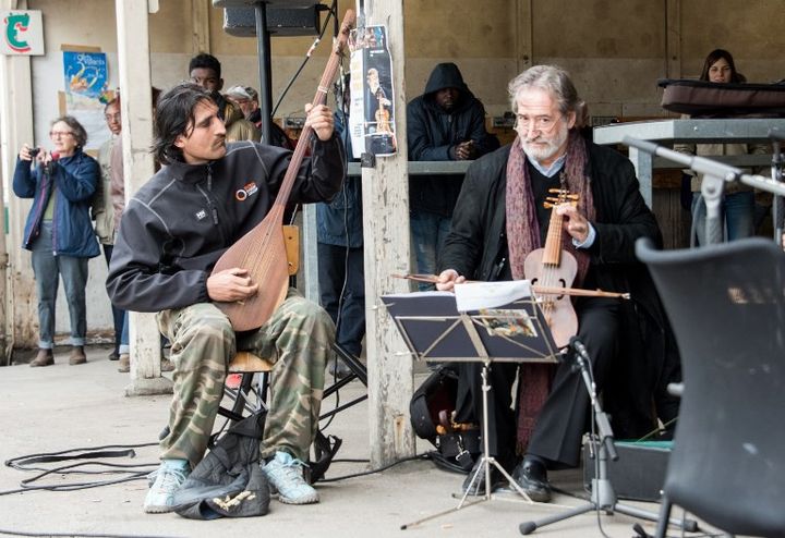 Le 16 avril 2016, Jordi Savall vient jouer avec les réfugiés de la jungle de Calais. 
 (DENIS CHARLET / AFP)