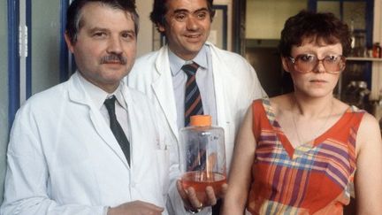 Les Pr Luc Montagnier (G), Jean-Claude Chermann et Françoise Barre-Sinoussi à l'institut Pasteur à Paris (25 avril 1984) (AFP/MICHEL CLEMENT)