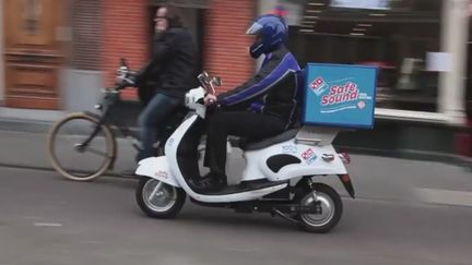 La mobylette parlante de Domino's Pizza dans une rue des Pays-Bas. (CAPTURE D'ÉCRAN YOUTUBE)