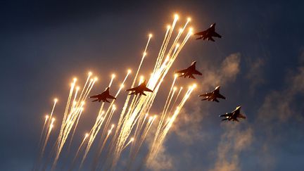 Des avions de chasse bi&eacute;lorusses&nbsp;MiG-29 en r&eacute;p&eacute;tion dans le ciel de Minsk (Bi&eacute;lorussie) avant les c&eacute;r&eacute;monies de comm&eacute;moration de la lib&eacute;ration de la ville le 3 juillet 1944, le 26 juin 2014. ( VASILY FEDOSENKO / REUTERS)