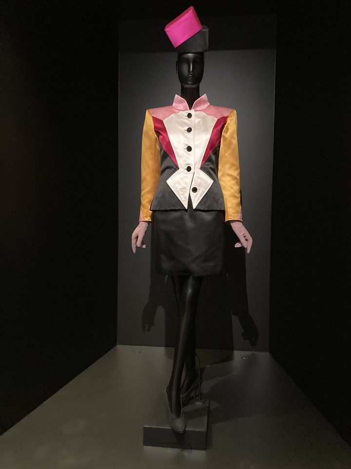 L'exposition "Yves Saint Laurent. Formes" au musée Yves Saint Laurent, juin 2023 : veste et chapeau de la collection Saint-Laurent rive gauche automne-hiver 1988 (Corinne Jeammet)