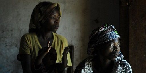 La République démocratique du Congo connait un des taux de viols les plus importants au monde. Ces deux femmes de la province de Kivu à l'est du pays ont été toutes deux victimes d'un viol.  (AFP PHOTO / TONY KARUMBA)