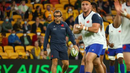 Le sélectionneur du XV de France, Fabien Galthié, auprès de ses joueurs avant le début du premier test-match entre les Wallabies et les Bleus, le 7 juillet 2021 à Brisbane. (PATRICK HAMILTON / AFP)