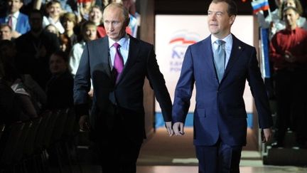 Vladimir Poutine et Dmitri Medvedev au congrès du parti au pouvoir "Russie Unie", le 24 septembre 2011, à Moscou. (AFP PHOTO / NATALIA KOLESNIKOVA)