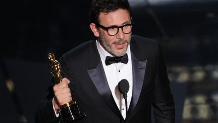 Son Oscar de meilleur r&eacute;alisateur &agrave; la main, Michel Hazanavicius s'adresse au public des 84es Academy Awards, le 26 f&eacute;vrier 2012 &agrave; Hollywood (Etats-Unis). (ROBYN BECK / AFP)