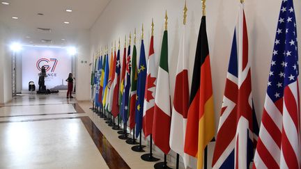 Des drapeaux au G7, le 26 août 2019 à Biarritz (Pyrénées-Atlantiques). (BERTRAND GUAY / AFP)