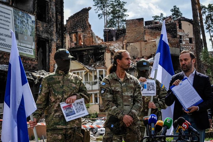 Des représentants de la légion Liberté de la Russie et l'ancien député russe Ilya Ponomarev lors d'une déclaration commune à Irpin (Ukraine), le 31 août 2022. (SERGEI CHUZAVKOV / AFP)