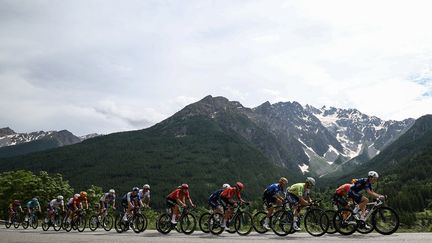 DIRECT. Tour de France 2024 : profil accidenté, journée charnière pour les maillots distinctifs... Suivez la 18e étape, propice à une échappée