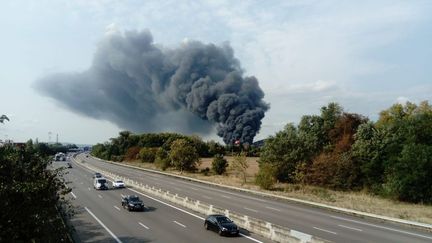 L'incendie du Allo Pneus de Valence est visible à plusieurs kilomètres. (VICTOR VASSEUR/RADIOFRANCE)