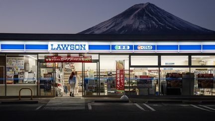 Pénurie de main-d'oeuvre au Japon : des supérettes ouvertes 24h/24 tentent d'embaucher les expatriés à distance