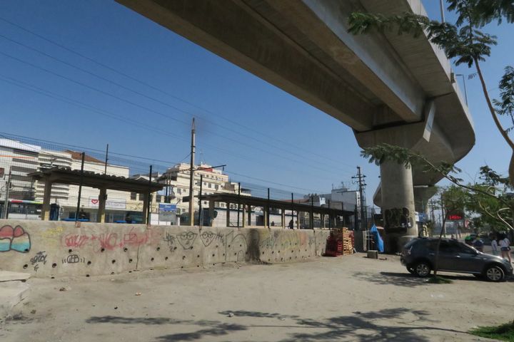 La gare de Ramos, quartier du nord de Rio de Janeiro (Brésil), surplombée par la voie rapide du Transcarioca, le 14 août 2016. (PIERRE GODON / FRANCETV INFO)