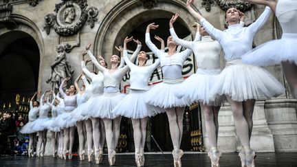 Des danseuses de l'Opéra de Paris interprêtent le Lac des Cygnes sur le parvis de l'Opéra Garnier, le 24 décembre 2019. (STEPHANE DE SAKUTIN / AFP)