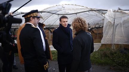 Le président Emmanuel Macron visite une ferme dans une région touchée par la tempête Ciaran, le 3 novembre 2023, à Daoulas (Finistère). (YOAN VALAT / AFP)