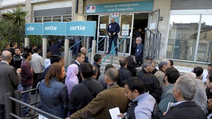 &nbsp; (Devant l'entrée du Service de l'Immigration et de l'Intégration, à Marseille © MaxPPP)