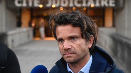 Me Jean Guillaume Le Mintier, l'avocat de Jérôme Gaillard, donne une conférence de presse devant le palais de justice de Rennes le 20 mars 2021. (DAMIEN MEYER / AFP)