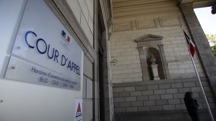 Plaque de la cour d'appel devant un tribunal, le 26 février 2018. (PASCAL LACHENAUD / AFP)