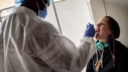 Un test pour le coronavirus mené à Johannesbourg, en Afrique du Sud.&nbsp; (LUCA SOLA / AFP)