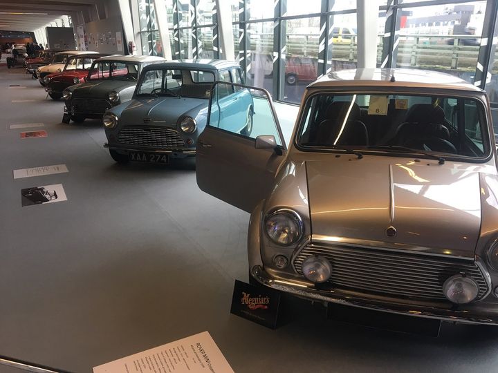 Une exposition consacrée à la Mini qui fête cette année ses 60 ans. (SERGE MARTIN FRANCE INFO)