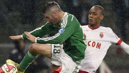 Fabien Lemoine (Saint-Etienne) à la lutte avec Fabinho (Monaco) (PHILIPPE DESMAZES / AFP)