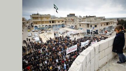 Une fillette assiste aux manifestations anti-Assad sur la place centrale de la ville de Binnish, le 16 mars 2012.

Les photographes, le Britannique John Cantlie et le Néerlandais Jeroen Oerlemans, sont enlevés le 19 juillet et détenus dans un camp «jihadiste» en Syrie.

Après une semaine, les reporters sont relâchés. (John Cantlie / Fastfeatures.com)