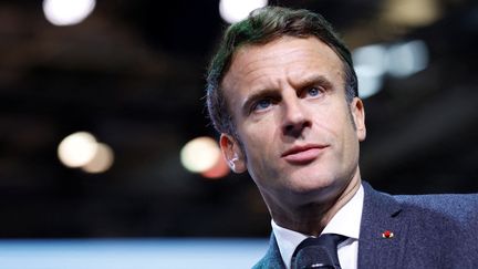 Emmanuel Macron au salon de l'auto de Paris 2022, le 17 octobre 2022. (GONZALO FUENTES / POOL)