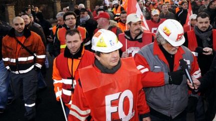 Les salariés d'ArcelorMittal arrivent dans les bureaux de la direction, le 20 février 2012. (AFP - Jean-Christophe Verhaegen)