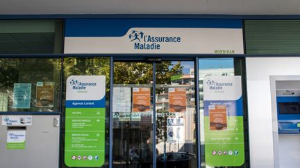 L'entrée des locaux de l'Assurance maladie à Lorient (Morbihan), le 13 août 2019.&nbsp; (MAUD DUPUY / HANS LUCAS / AFP)