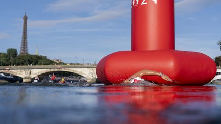 Le Polonais Piotr Wozniak lors du 10 km en eau libre dans la Seine, le 9 août 2024. (DAVID GOLDMAN / AFP)