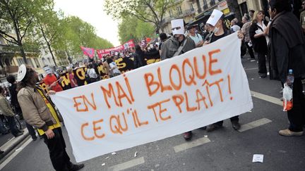 Des manifestants d&eacute;filent &agrave; Paris, le 1er mai 2009. (BERTRAND LANGLOIS / AFP)