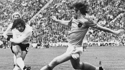 Gerd Müller s'apprête à donner l'avantage à l'Allemagne de l'Ouest, en finale de la Coupe du monde 1974, face au football total néerlandais. La RFA l'emporte 2-1.&nbsp; (STAFF / AFP)