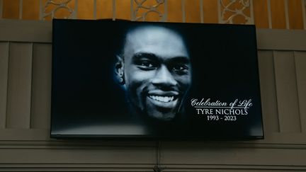 Un portrait de Tyre Nichols, jeune Afro-Américain mort après avoir été tabassé par la police, affiché lors de ses funérailles le 1er février 2022 à Memphis (Tennessee). (LUCY GARRETT / GETTY IMAGES NORTH AMERICA / AFP)