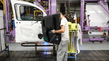 Un employé à l'usine Renault de Maubeuge (Nord), le 8 novembre 2018. (LUDOVIC MARIN / AFP)