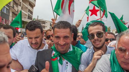 Karim Tabbou (au centre) à Béjaia, lors de la manifestation du 24 mai 2019.&nbsp; (SAMIR MAOUCHE / HANS LUCAS)