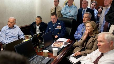 Le président Obama, le vice-pdt J.Biden (G), R.Gates et H.Clinton (D) suivent en direct l¿intervention contre Ben Laden (AFP PHOTO / Official White House Photo by Pete Souza)