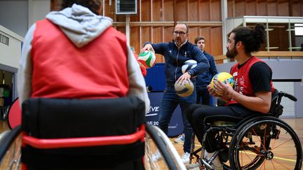 Des sportifs en fauteuil roulant participent à une journée de détection de talents organisée par la Fédération française de handisport, à 500 jours des Jeux paralympiques de Paris. (FRANCK FIFE / AFP)