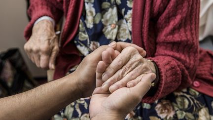 Dans le secteur de l'aide à domicile, un salarié sur cinq est étranger. (RICHARD BAILEY / CORBIS DOCUMENTARY RF / GETTY IMAGES)