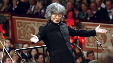 Seijo Ozawa lors d'un concert avec l'Orchestre philharmonique de Vienne, en janvier 2002. (NEWALD ROBERT / APA / AFP)