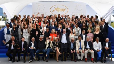 Pour fêter le 70e anniversaire du festival, les stars de Cannes se sont réunies pour une photo de famille ultra glamour.
 (Valéry Hache / AFP)