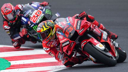 L'Italien Francesco Bagnaia (Ducati) poursuivi par le Français Fabio Quartararo (Yamaha), le 3 septembre 2022 lors du Grand Prix de Saint-Marin. (VALERIO ORIGO / NurPhoto via AFP)