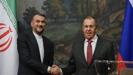 Le ministre russe des Affaires étrangères Sergei Lavrov et son homologue iranien&nbsp;Hossein Amir-Abdoulahian lors d'une rencontre à Moscou le 29 mars 2023. (YURI KOCHETKOV / POOL)