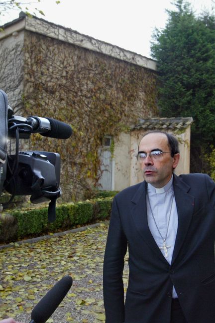 Le cardinal Barbarin donnant une conférence de presse, le 1er décembre 2004 à Lyon (Rhône). (PHILIPPE MERLE / AFP)